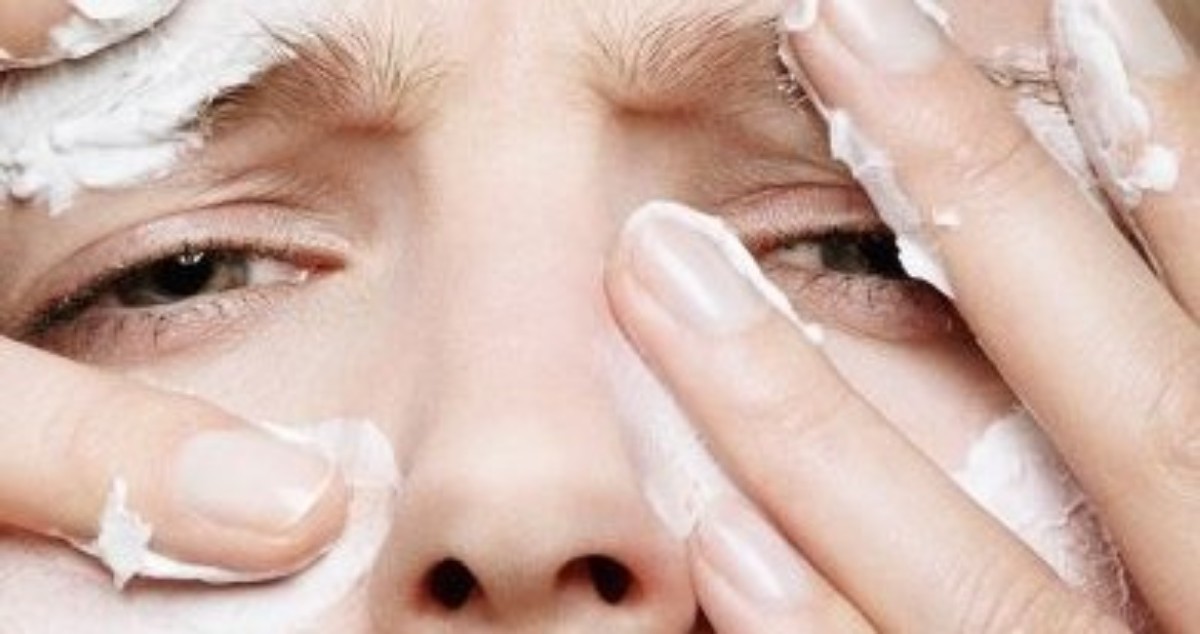 10 Mistakes You Are Making While Moisturizing Your Face Fabbon